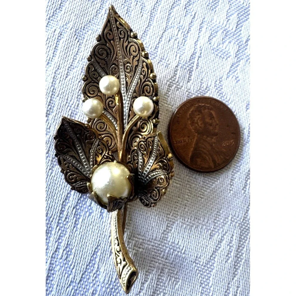Vintage Spain Gold Tone Ornate Filigree‎ Faux Pearl Brooch
